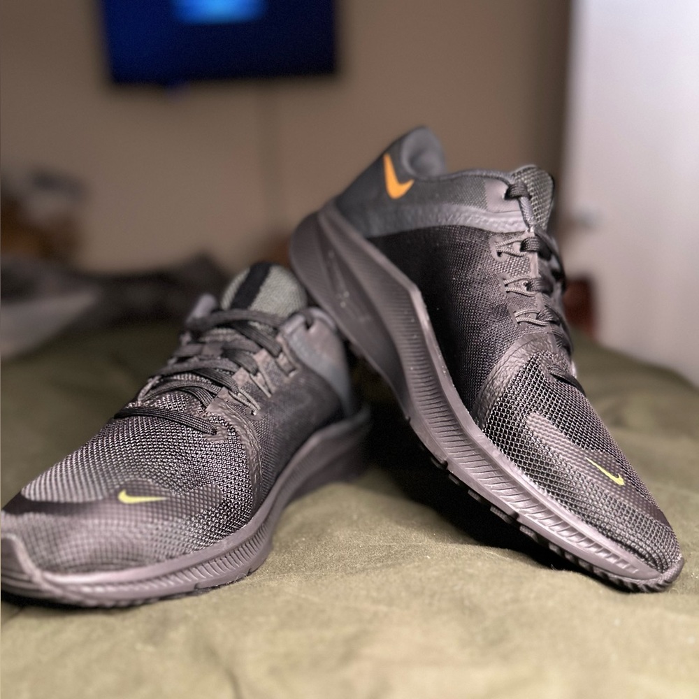 Men’s Size 7 Nike Quest 4 Black/Gold